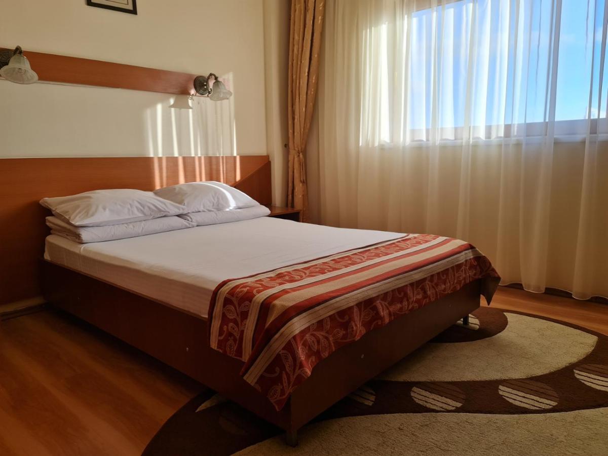 Hotel Transit Oradea Extérieur photo